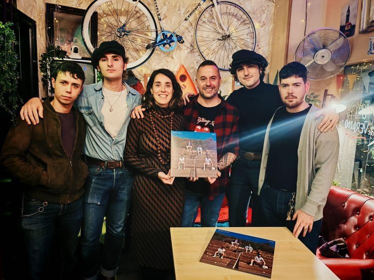 Leticia y Lionel de La Bella Vida rodeados de los 4 miembros de Querida Margot Leticia y Lionel de La Bella Vida rodeados de los 4 miembros de Querida Margot