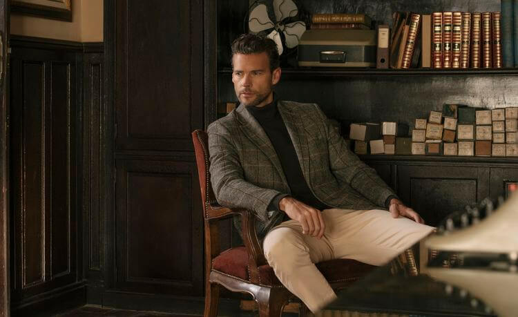 Inspirada en la elegancia relajada del hombre británico, Williot desarrolla colecciones versátiles que fusionan referencias clásicas y códigos actuales, dando lugar a prendas pensadas para el día a día del hombre contemporáneo.