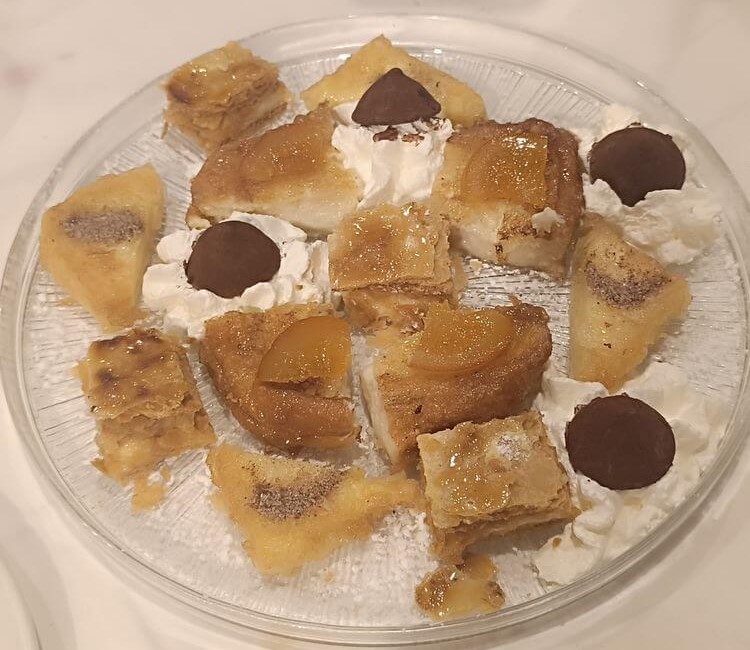 surtido de postres típicos de la casa