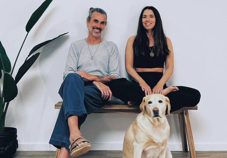 Nacho, Lucia y su mascota, los fundadores de UNE Yoga