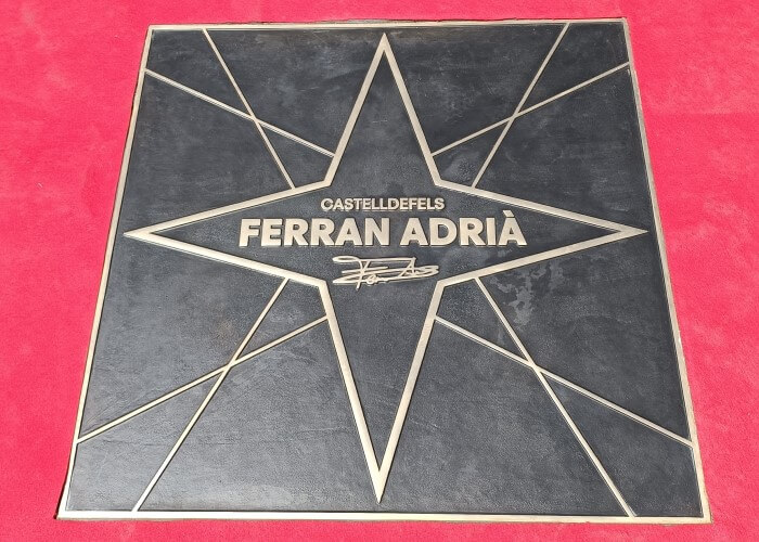 Ferran Adrià y su estrella en el Paseo de la Fama de Castelldefels Ferran Adrià y su estrella en el Paseo de la Fama de Castelldefels