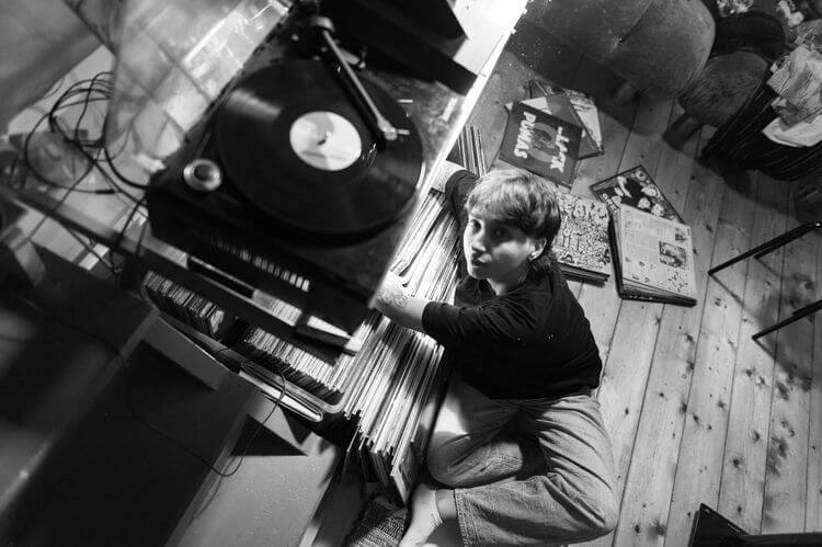 LESS PRESENTA EL ALBUM “LOVELESS” LESS PRESENTA EL ALBUM “LOVELESS”