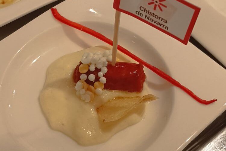 Espuma de huevo frito y patata, chistorra, perlitas de huevo