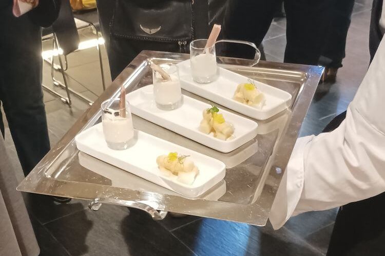 Ajo blanco de espárragos, caballa marinada con helado de almendra
