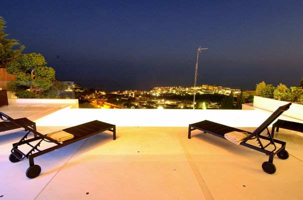 Villa en alquiler en Sitges - Vistas nocturnas a Sitges desde la piscina