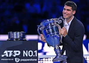 Carlos Alcaraz recibe el trofeo que le acredita como el Nº 1 más joven de la historia a final de año