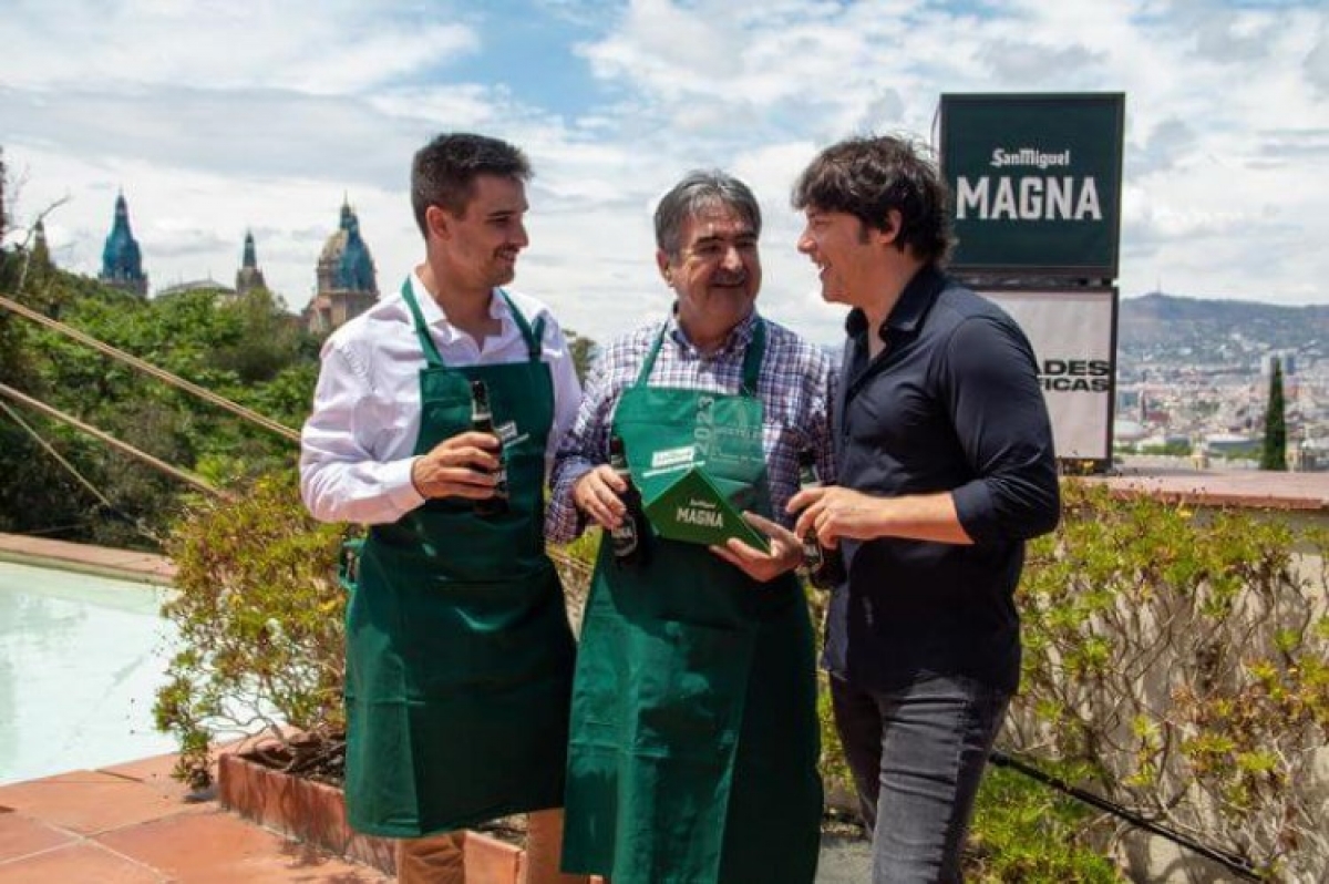 - El chef Jordi Cruz ha sido el encargado de entregar el primer Premio Hostelero Magnífico. Los galardonados, Antonio Betorz e hijo, propietarios del mítico bar El Tomás de Sarrià.