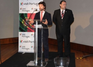 El Consul de Portugal durante el discurso de presentación y Workshop de Turismo de Portugal en la Casa Batlló de Barcelona