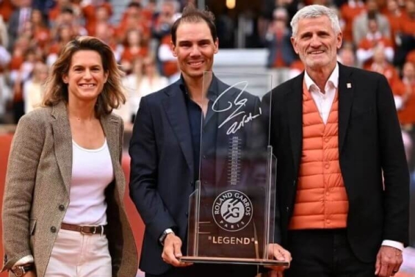 Rafael Nadal recibe un histórico homenaje en Roland Garros