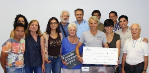 La Junta Directiva y los 4 fotógrafos de Focus, haciendo entrega del cheque de 3.000€, a Jesús Calleja acompañado por sus padres