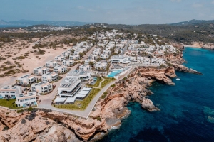 SITUADO EN UNA LOCALIZACIÓN IMPRESIONANTE, LOS ACANTILADOS DE CALA CODOLAR,