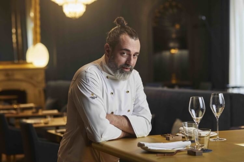 Rafa Zafra despliega su arte marino en el Salón Náutico de Barcelona