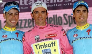 Podio Giro de Italia 2015: El italiano Fabio Aru (2º), y los españoles Alberto Contador (1º) y Mikel Landa (3º)