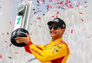 Alex Palou se impone en Iowa Speedway, su séptima victoria de la temporada