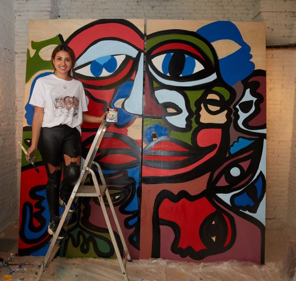 Juliana Plexxo pintando en directo en el nuevo estudio de Soho House Barcelona