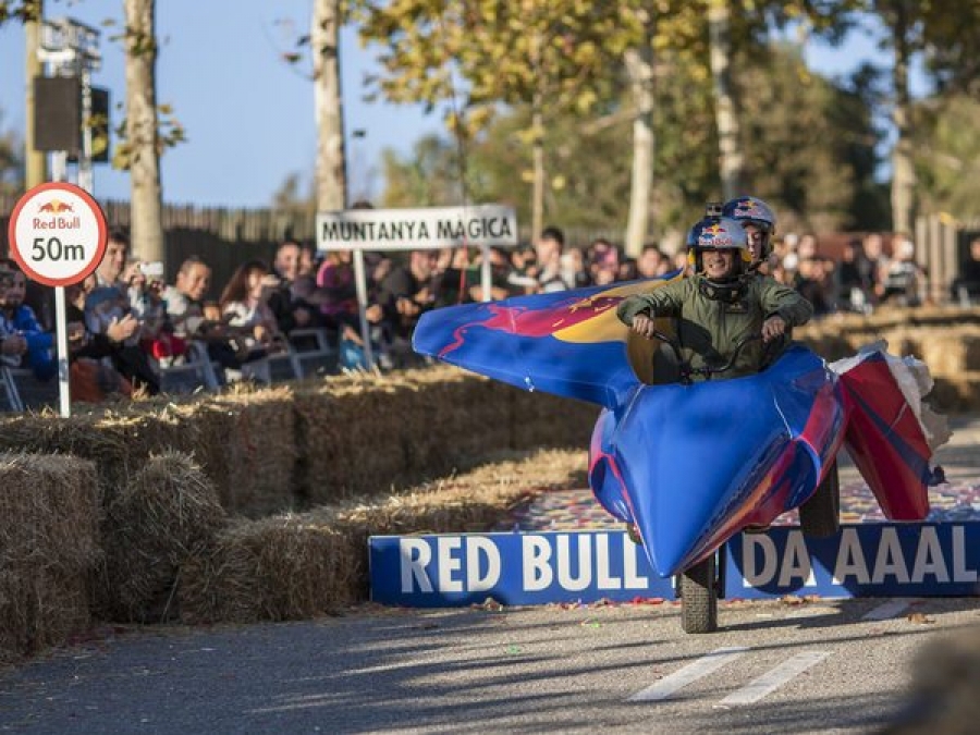 Los pilotos Dani Pedrosa y Jorge Prado disputando la Red Bull Autos Locos Barcelona con su Flying Bull