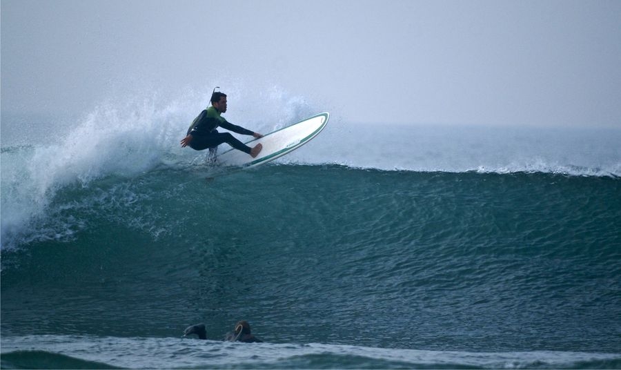 Guillermo Alonso, top-surfer asturiano y director de Santa Marina Surfcamp, estuvo probando las Jetson y nos enseñó lo bien que surfean