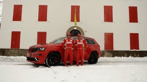 Fernando Alonso y Felipe Masa junto al nuevo Jeep Grand Cherokke SRT8 Ferrari