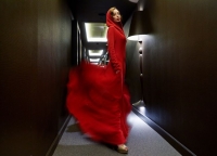 - El diseñador Joaquín Verdú ha elaborado una réplica de su traje icono de color rojo que fue lucido por la top model Carla Lingg.