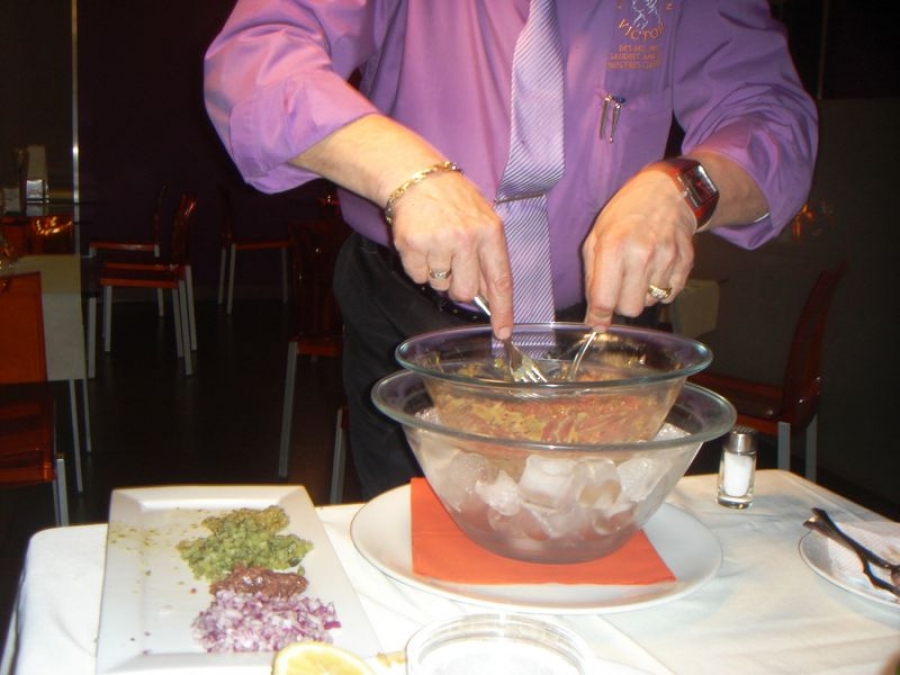 Preparación steak tartar Café d´en Victor