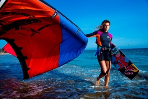 Gisela Pulido levanta victoriosa por décima vez la copa del Mundo de kitesurf.