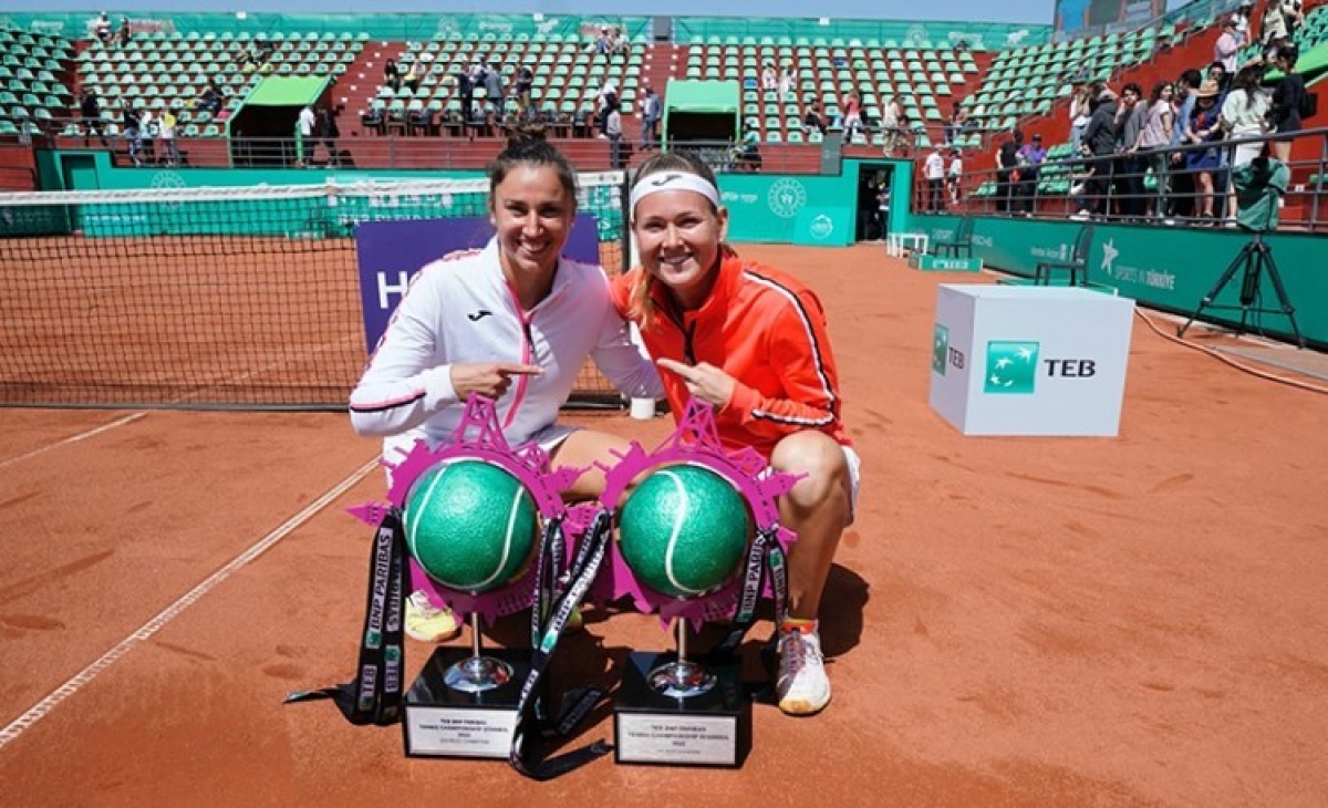 Sara Sorribes gana el título de dobles en el torneo WTA 250 de Estambul