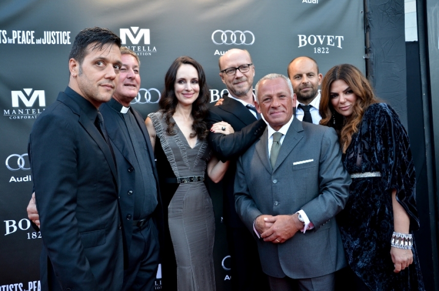 George Stroumboulopoulos, el Padre Rick Frechette, Madeleine Stowe, Paul Haggis, David Belle, Natasha Koifman y Pascal Raffy.