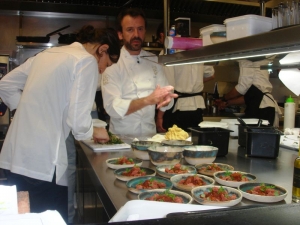 Helena Carbó y Nacho Manzano preparando la Cena Gastronómica en la cocina del Restaurante Lando