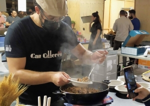 Can Culleres  y sus níscalos botón salteados con butifarra del Perol, butifarra ecológica y yema trufada