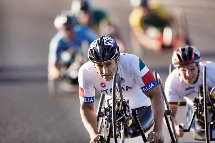 En Barclays te ayudamos a alcanzar tus ambiciones: Alessandro &quot;Alex&quot; Zanardi, expiloto de automovilismo y ganador de 2 oros en los Juegos Paraolimpicos de Londres 2012 tras un accidente en 2011 que le dejó en silla de ruedas. &quot;Cuando la ambición nos mueve desde dentro, nada puede detenernos&quot;.