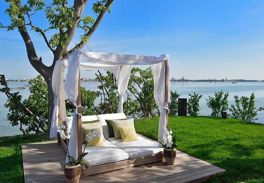 El área de la piscina en la azotea ofrece unas magníficas vistas a Venecia y a la laguna