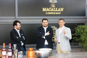 Hector Henche, Oriol Aguilà y Francisco Hernández presentan en la terraza del Hotel Alma los nuevos cocktails que se serviran en el Festival de Perelada. 