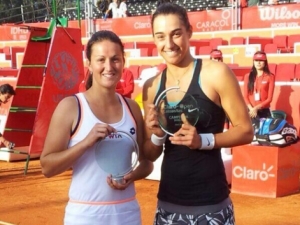 Lara Arruabarrena y Caroline García ganan el dobles del torneo de Bogotá (Colombia)