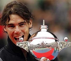 Rafa Nadal recibe el trofeo en Tokio