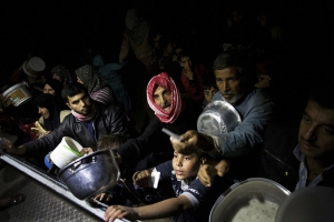 Hombres sirios desplazados esperan comida cerca de una cocina de beneficencia ONG en un campo de refugiados cerca de Azaz, Siria 23 de octubre del 2012