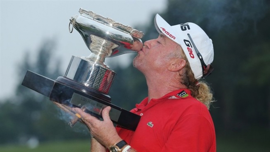 Extraordinario, Miguel Ángel Jiménez gana el torneo de golf de Hong Kong