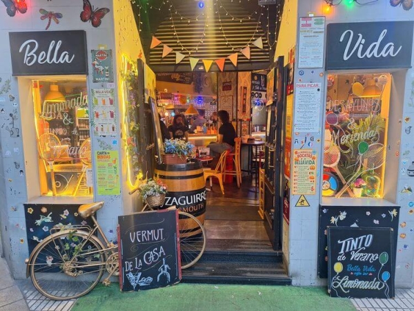 La Bella Vida, el bar donde Gijón sonríe, cumple 8 años de exitosa locura.