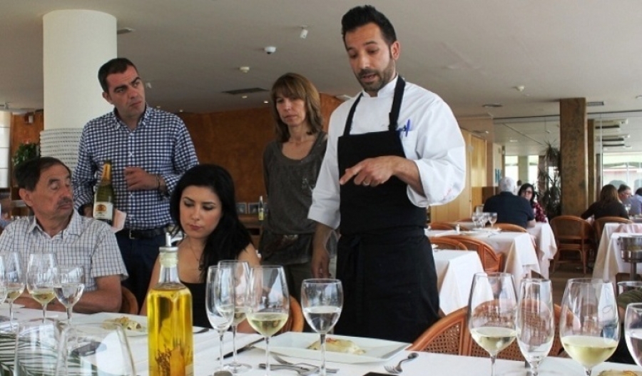 El chef Cristian Sánchez explica la preparación de uno de sus sabrosos platos