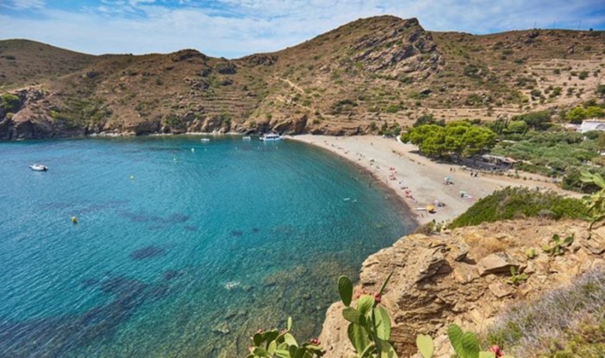 PLAYAS Y CALAS PARA UN VERANO INOLVIDABLE EN ROSES - COSTA BRAVA