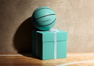 Tiffany &amp; Co. y Daniel Arsham crean un exclusivo balón de baloncesto