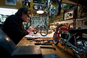 Pere Tarragó emplea, en su pequeño taller de Molins de Rei, entre 500 y 600 horas para fabricar cada modelo de moto a escala 1:5. El nivel de detalle es simplemente impresionante 