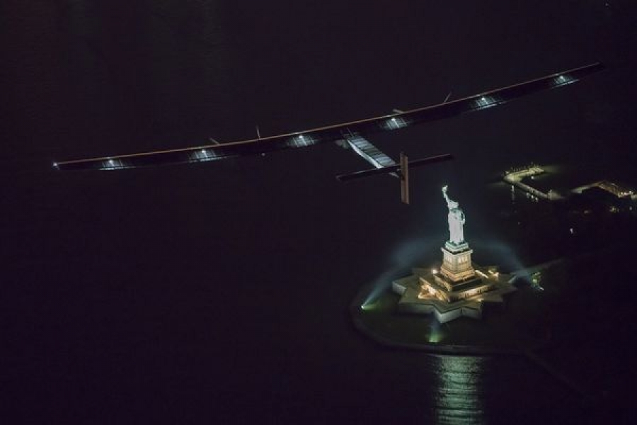 Solar Impulse sobre la estatua de la libertad