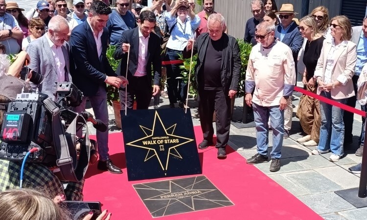 IFerran Adrià recibe su estrella en el Paseo de la Fama de Castelldefels
