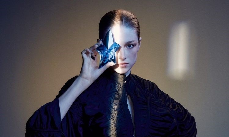 IHUNTER SCHAFER nuevo rostro de ANGEL, la fragancia femenina de MUGLER